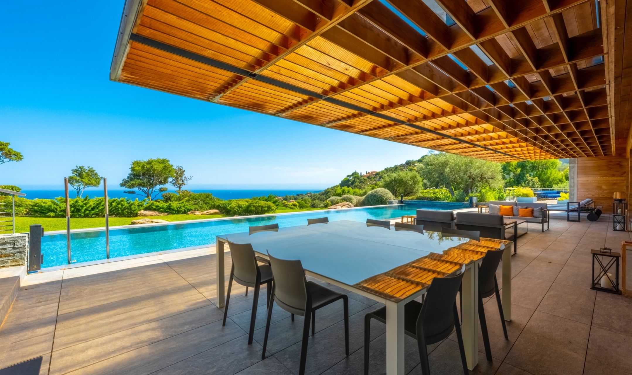 luxury villa 7 Rooms for seasonal rent on PORTO VECCHIO (20137)