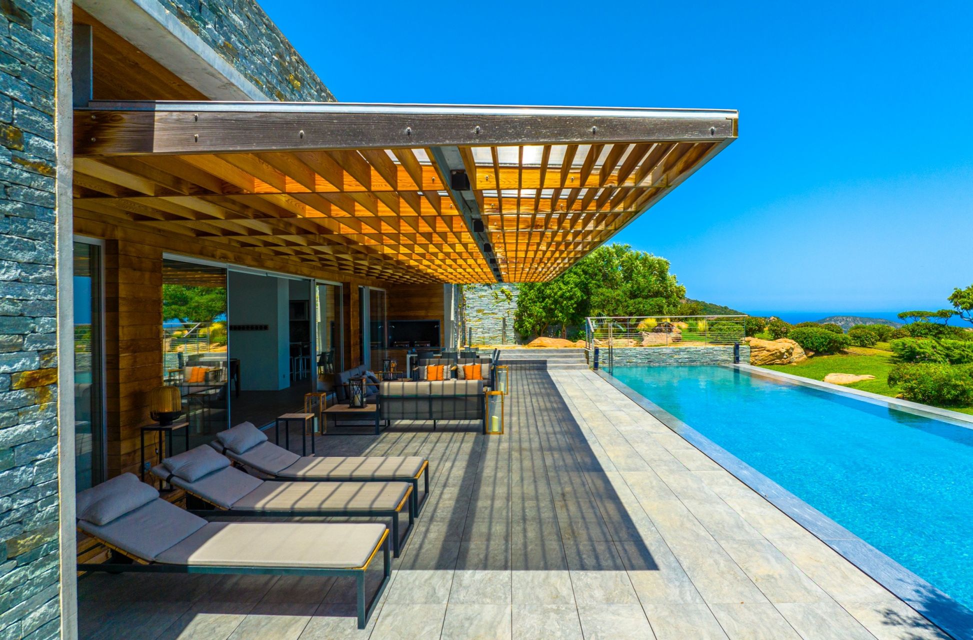 luxury villa 7 Rooms for seasonal rent on PORTO VECCHIO (20137)