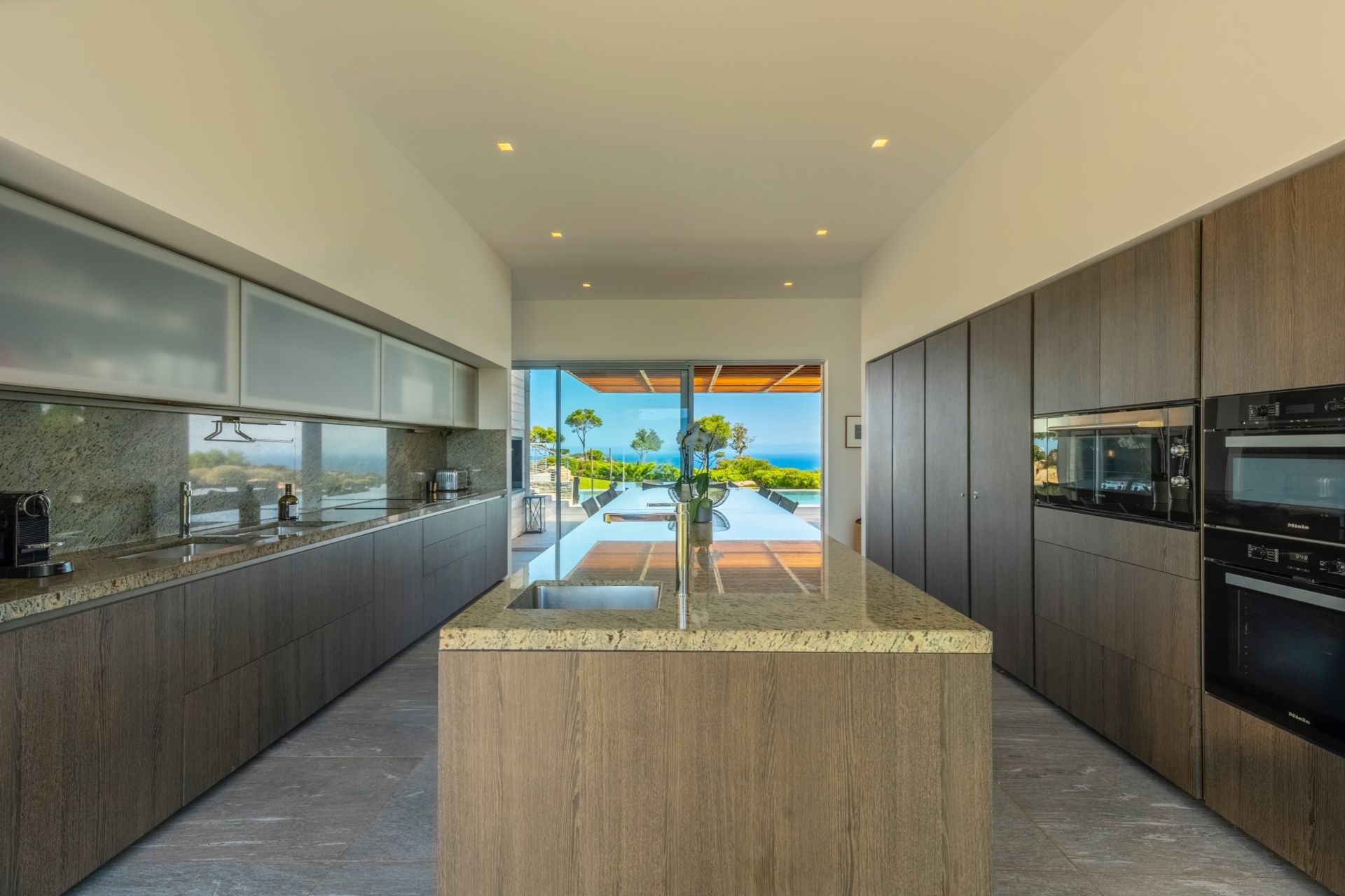 luxury villa 7 Rooms for seasonal rent on PORTO VECCHIO (20137)