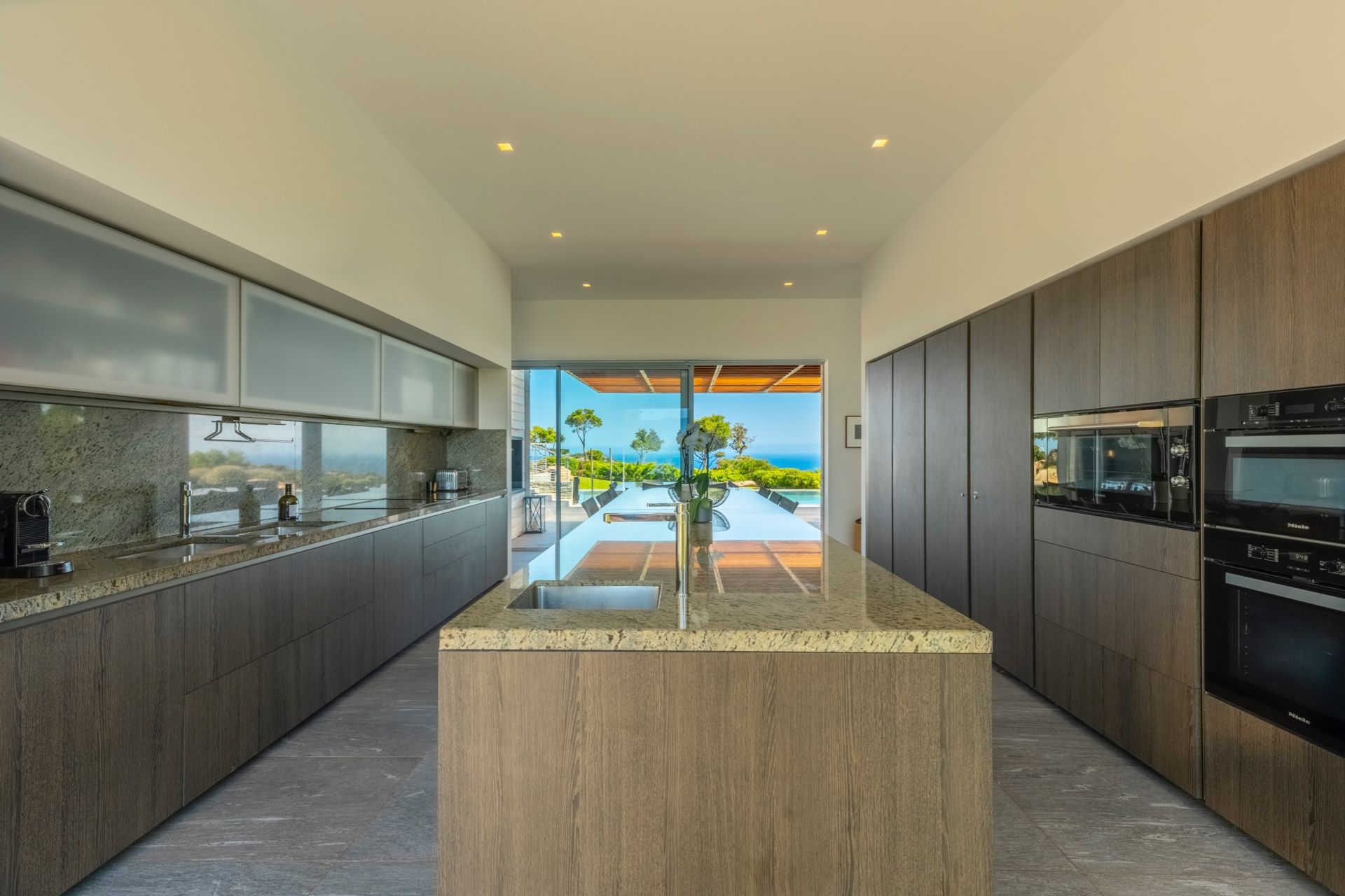 luxury villa 7 Rooms for seasonal rent on PORTO VECCHIO (20137)