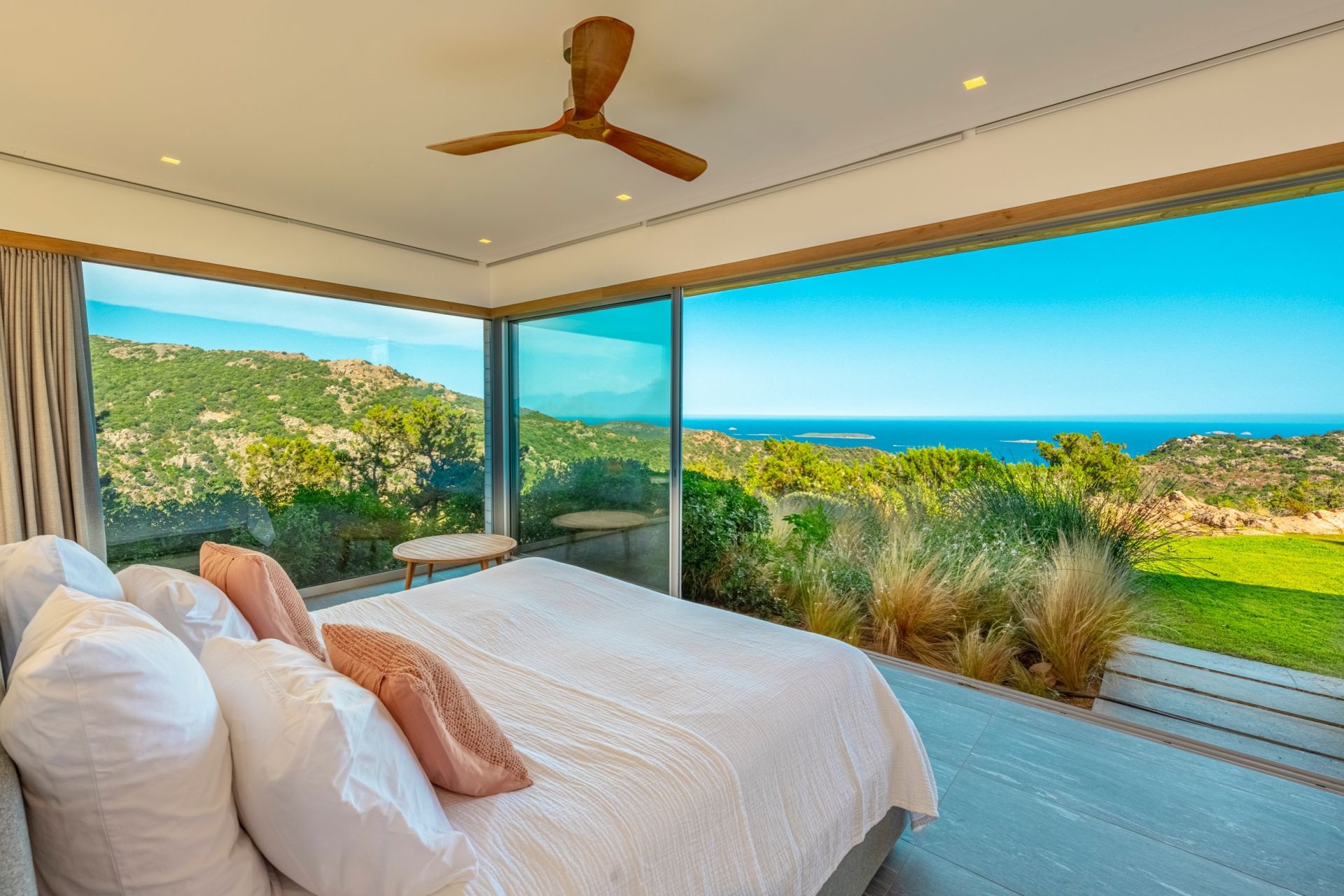 luxury villa 7 Rooms for seasonal rent on PORTO VECCHIO (20137)