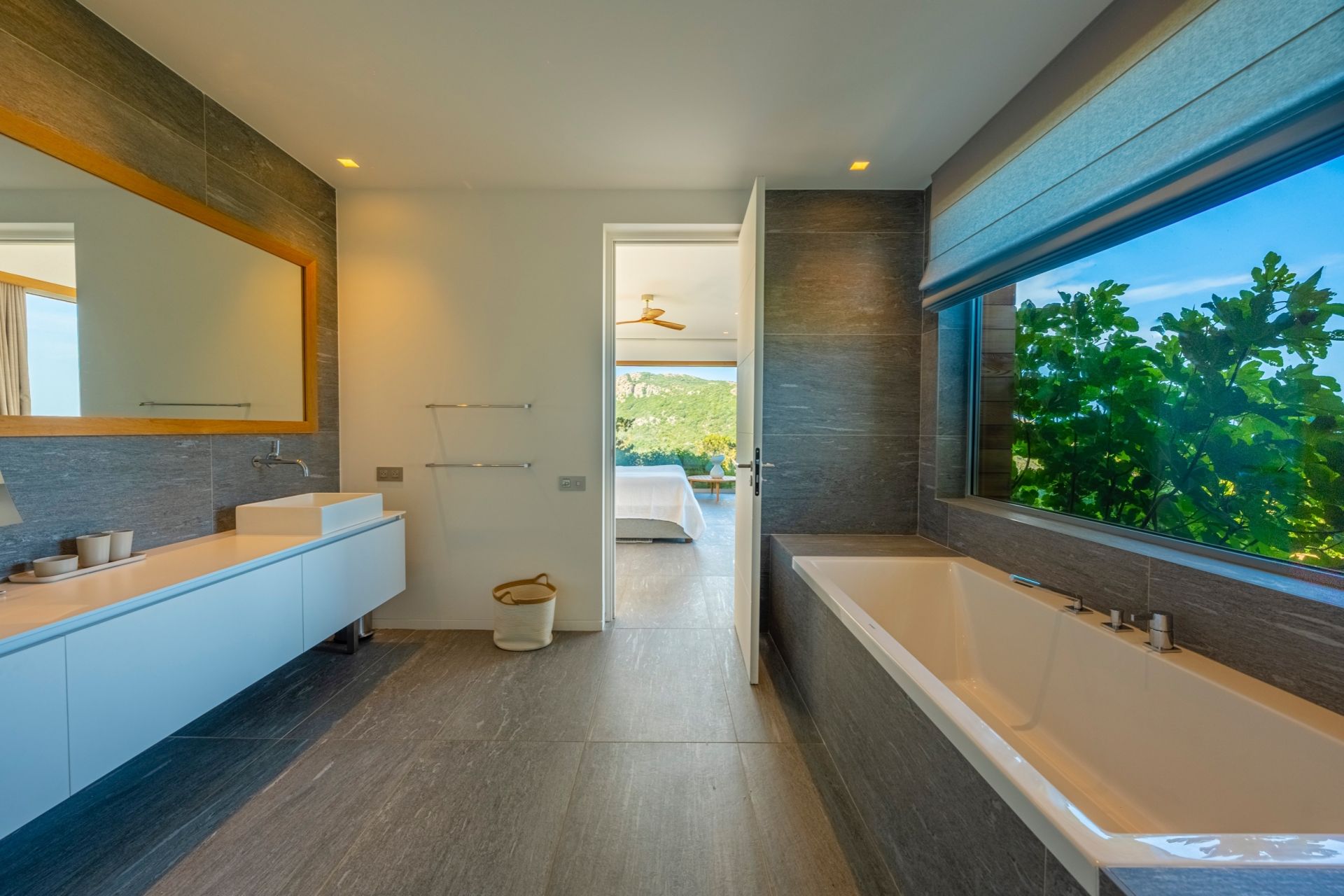 luxury villa 7 Rooms for seasonal rent on PORTO VECCHIO (20137)