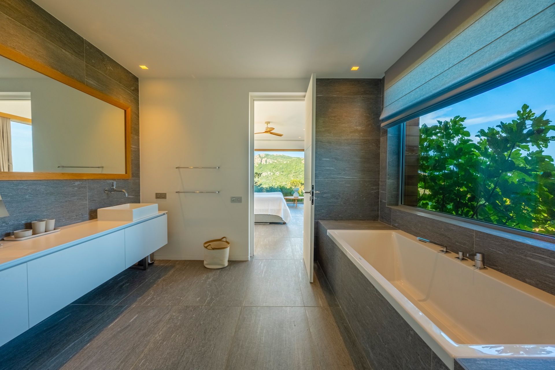 luxury villa 7 Rooms for seasonal rent on PORTO VECCHIO (20137)