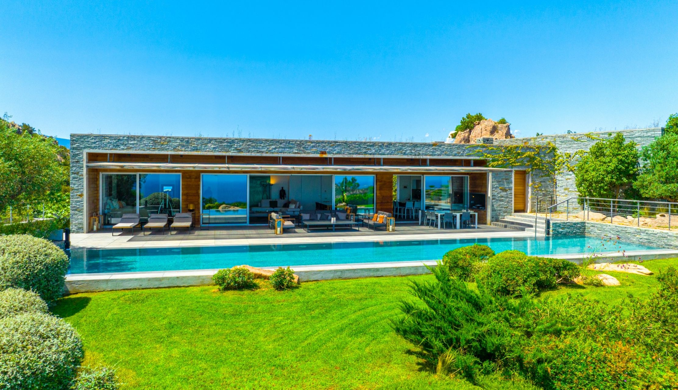 luxury villa 7 Rooms for seasonal rent on PORTO VECCHIO (20137)