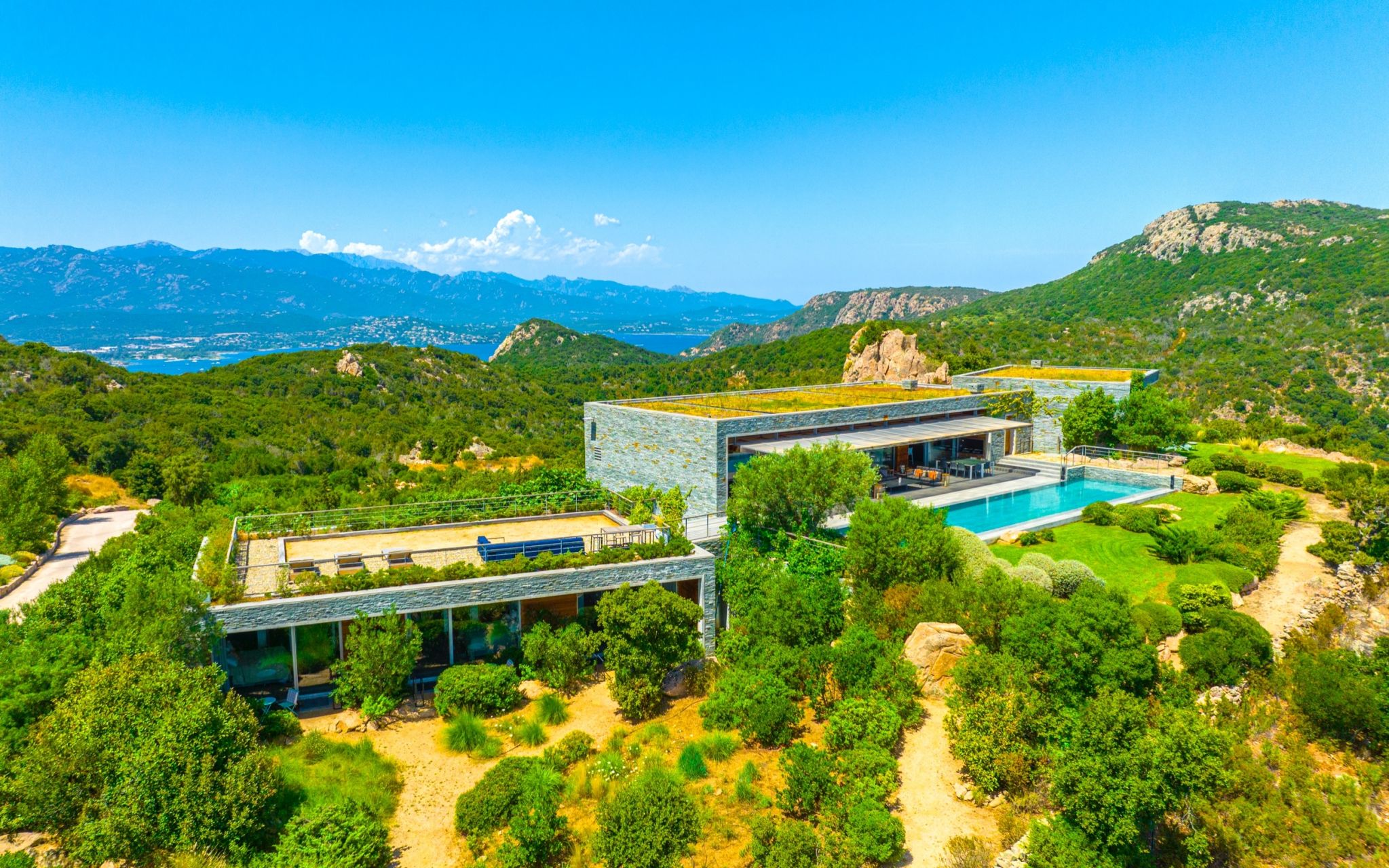 luxury villa 7 Rooms for seasonal rent on PORTO VECCHIO (20137)