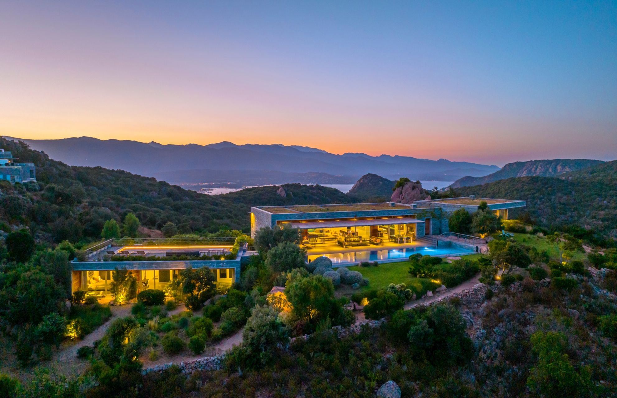 luxury villa 7 Rooms for seasonal rent on PORTO VECCHIO (20137)