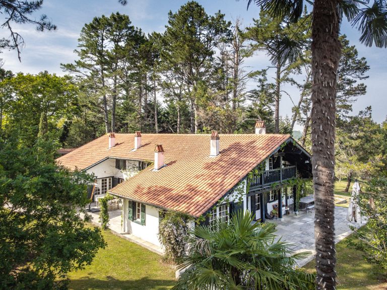 luxury house 8 Rooms for sale on MOUGUERRE (64990)