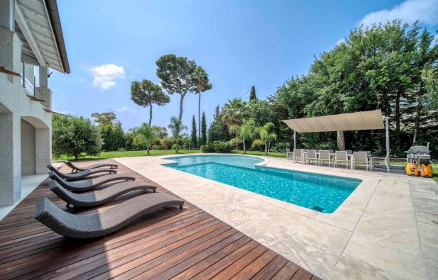 luxury villa 8 Rooms for sale on ANTIBES (06600)