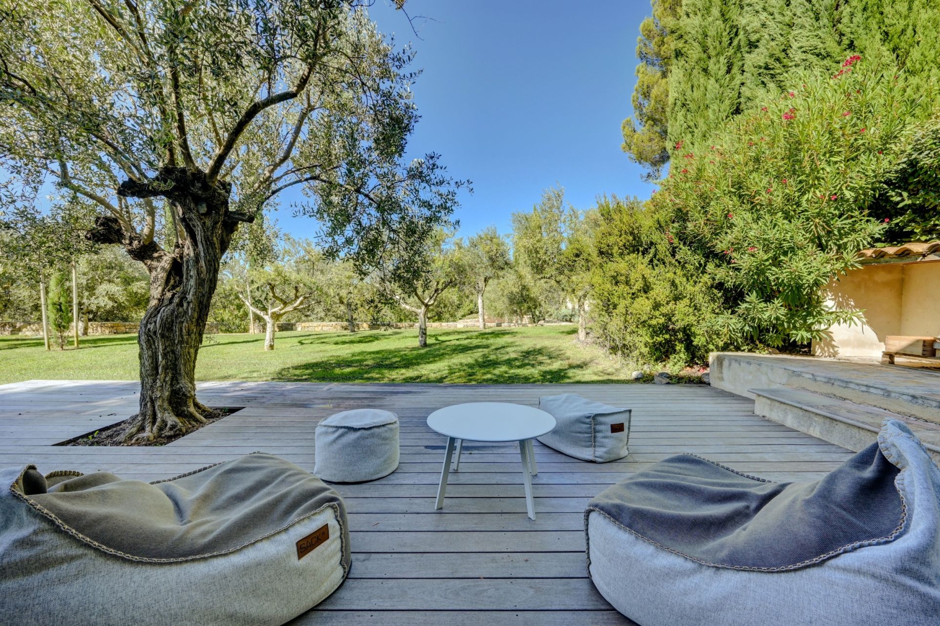 luxury house 8 Rooms for seasonal rent on AIX EN PROVENCE (13100)