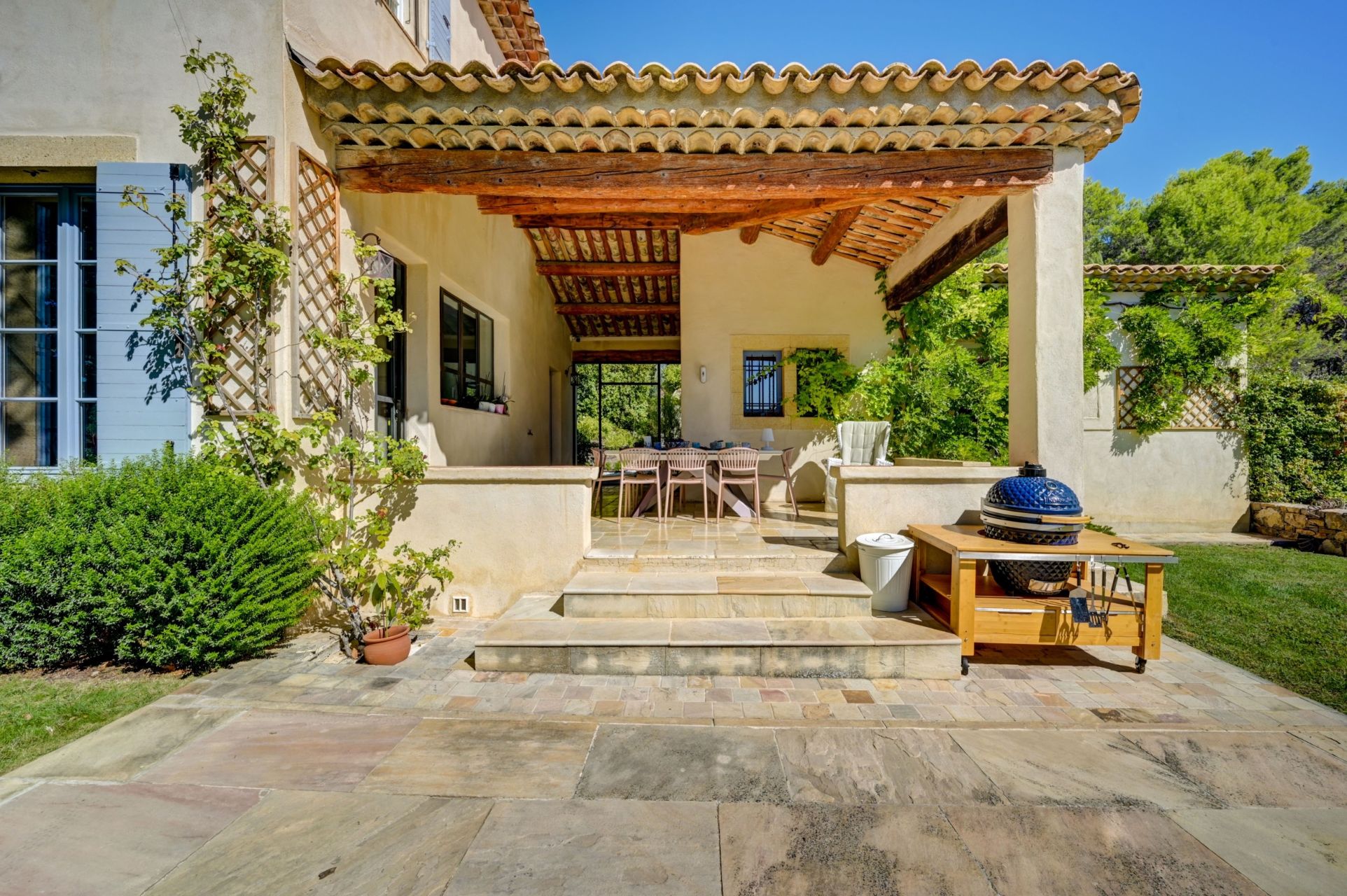 luxury house 8 Rooms for seasonal rent on AIX EN PROVENCE (13100)