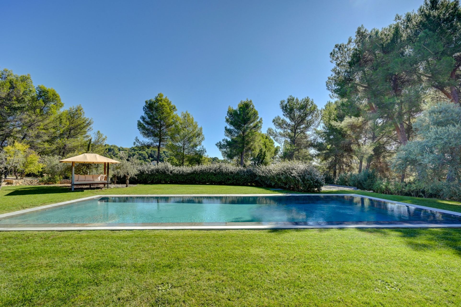 luxury house 8 Rooms for seasonal rent on AIX EN PROVENCE (13100)