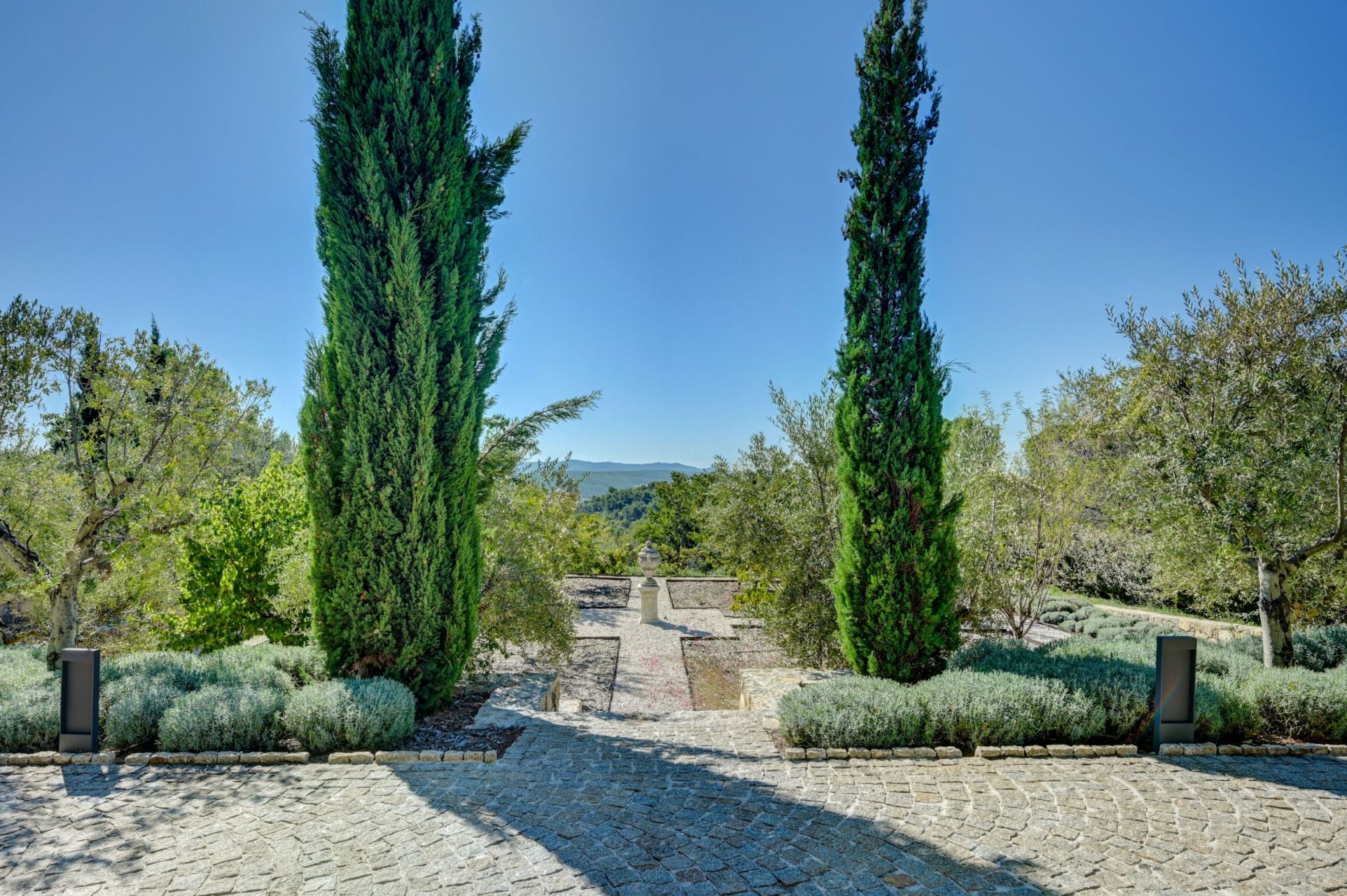 luxury house 8 Rooms for seasonal rent on AIX EN PROVENCE (13100)