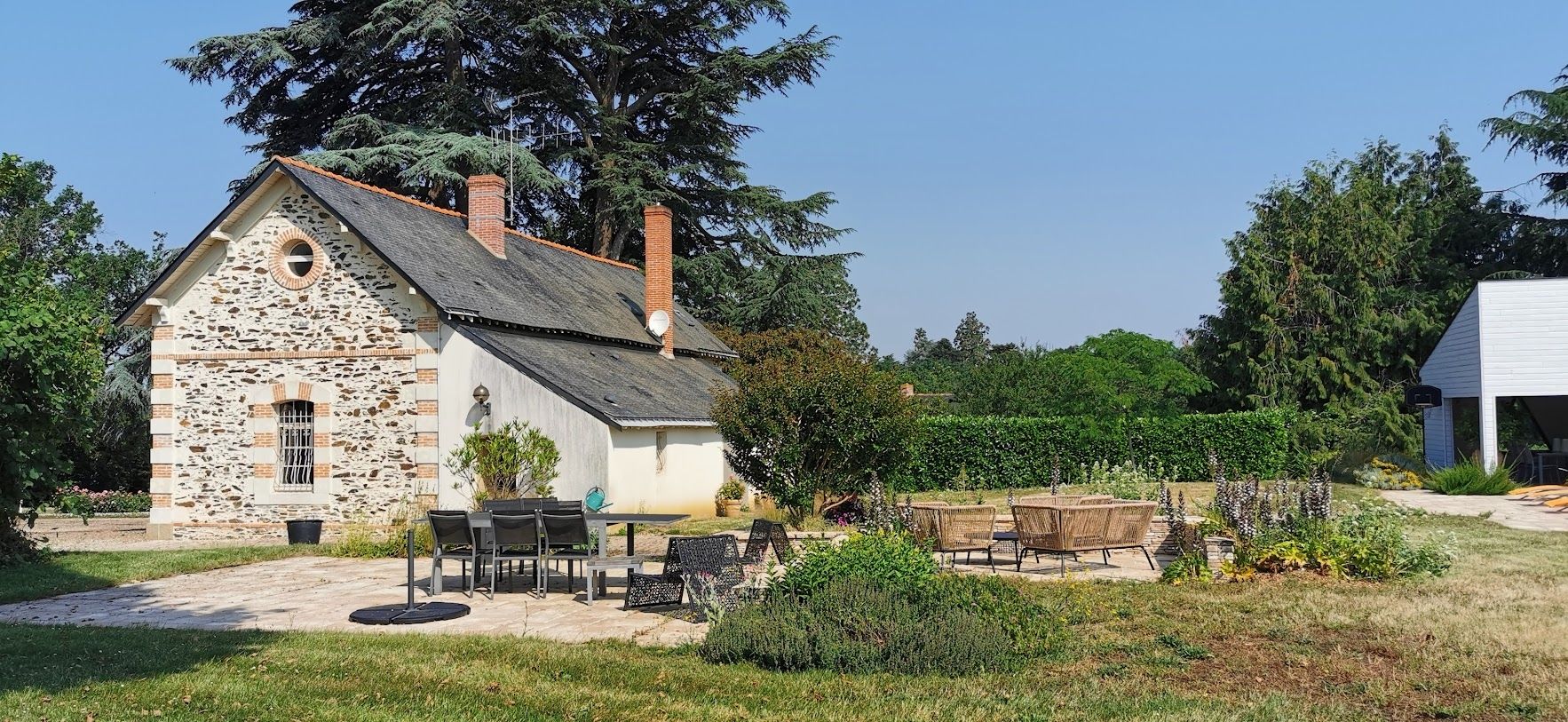 luxury property 16 Rooms for sale on ANGERS (49000)