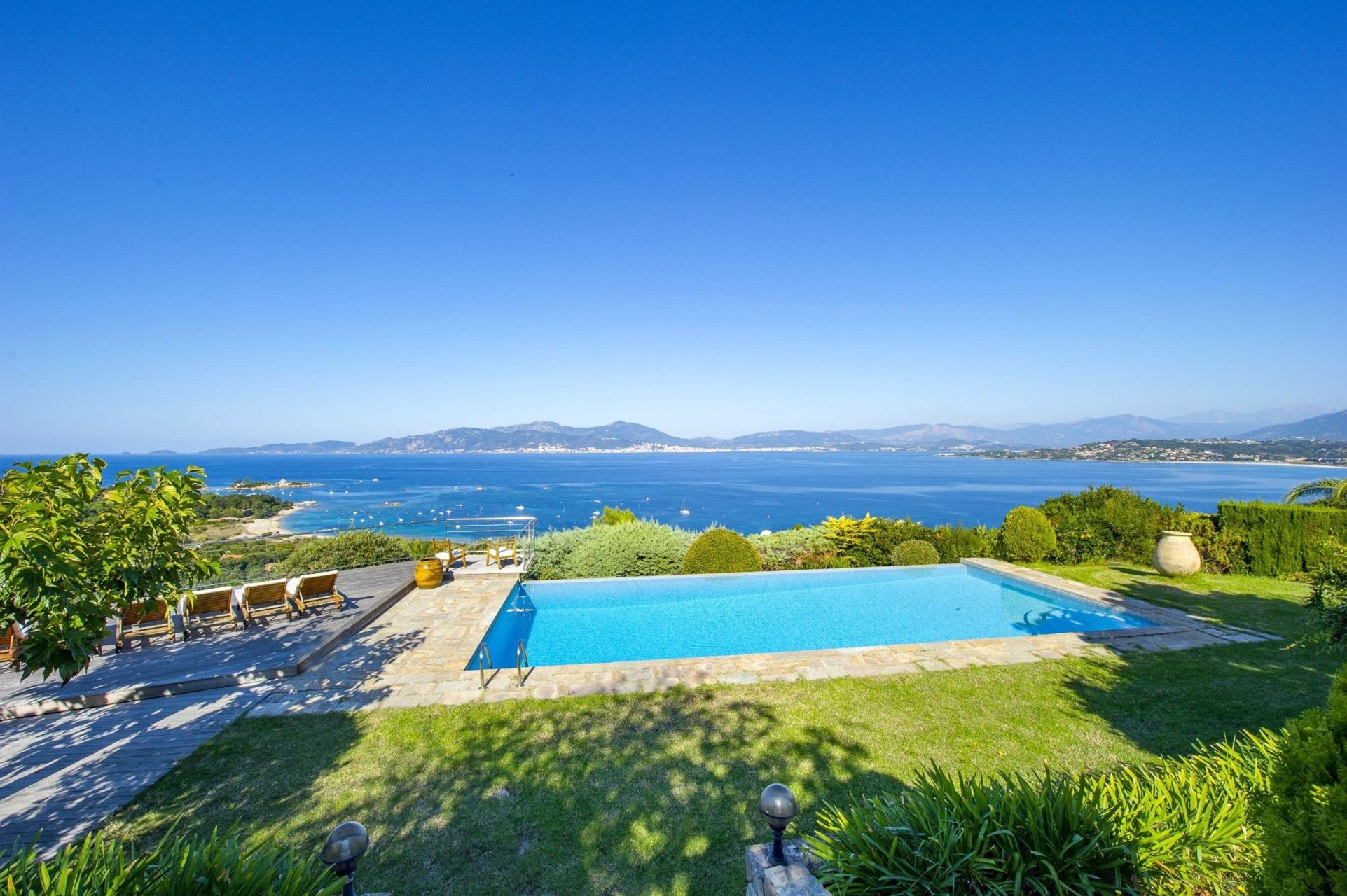 villa de luxe 7 Pièces en location saisonnière sur AJACCIO (20000)