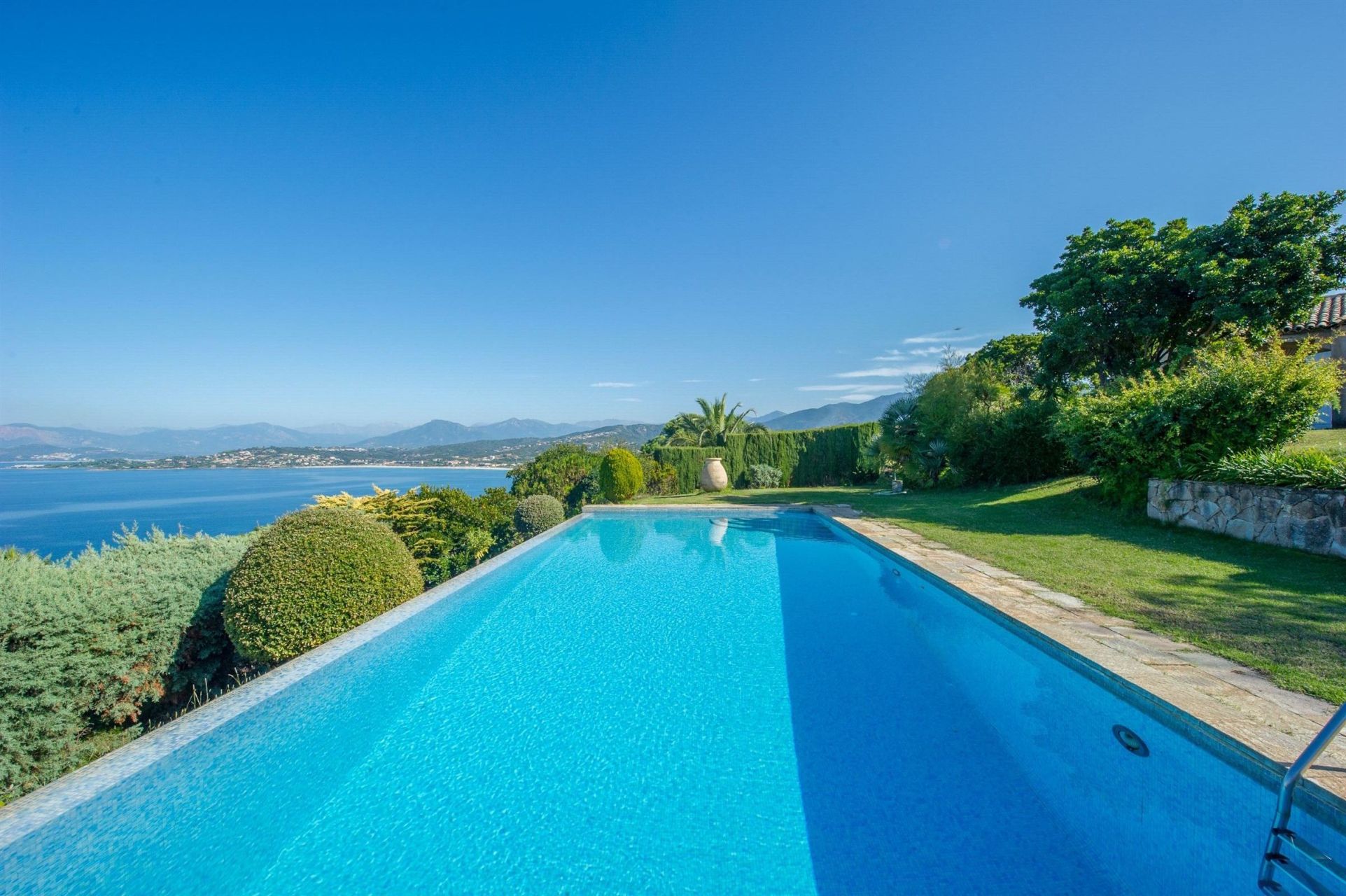 villa de luxe 7 Pièces en location saisonnière sur AJACCIO (20000)