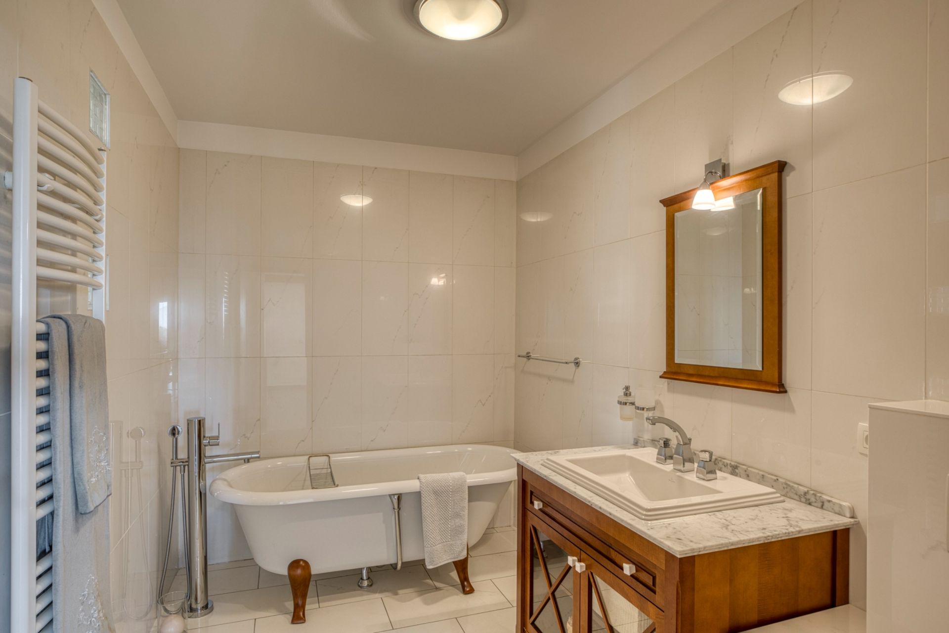 luxury house 11 Rooms for sale on CHEVRY (01170)