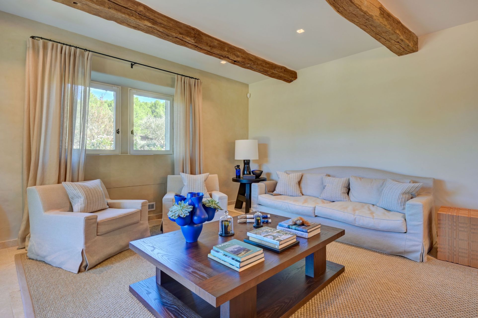 luxury house 9 Rooms for seasonal rent on EYGALIERES (13810)