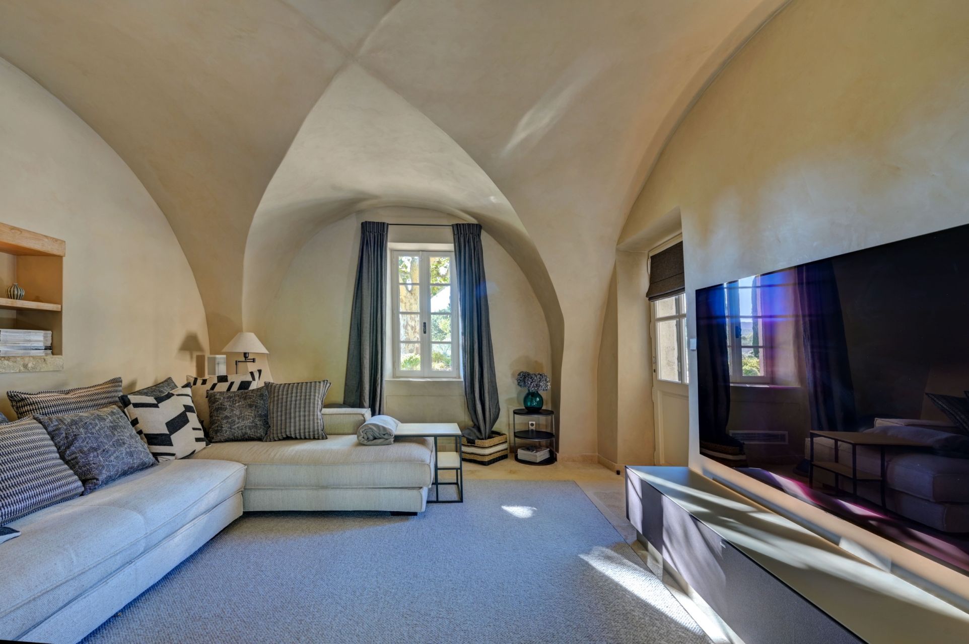 luxury house 9 Rooms for seasonal rent on EYGALIERES (13810)