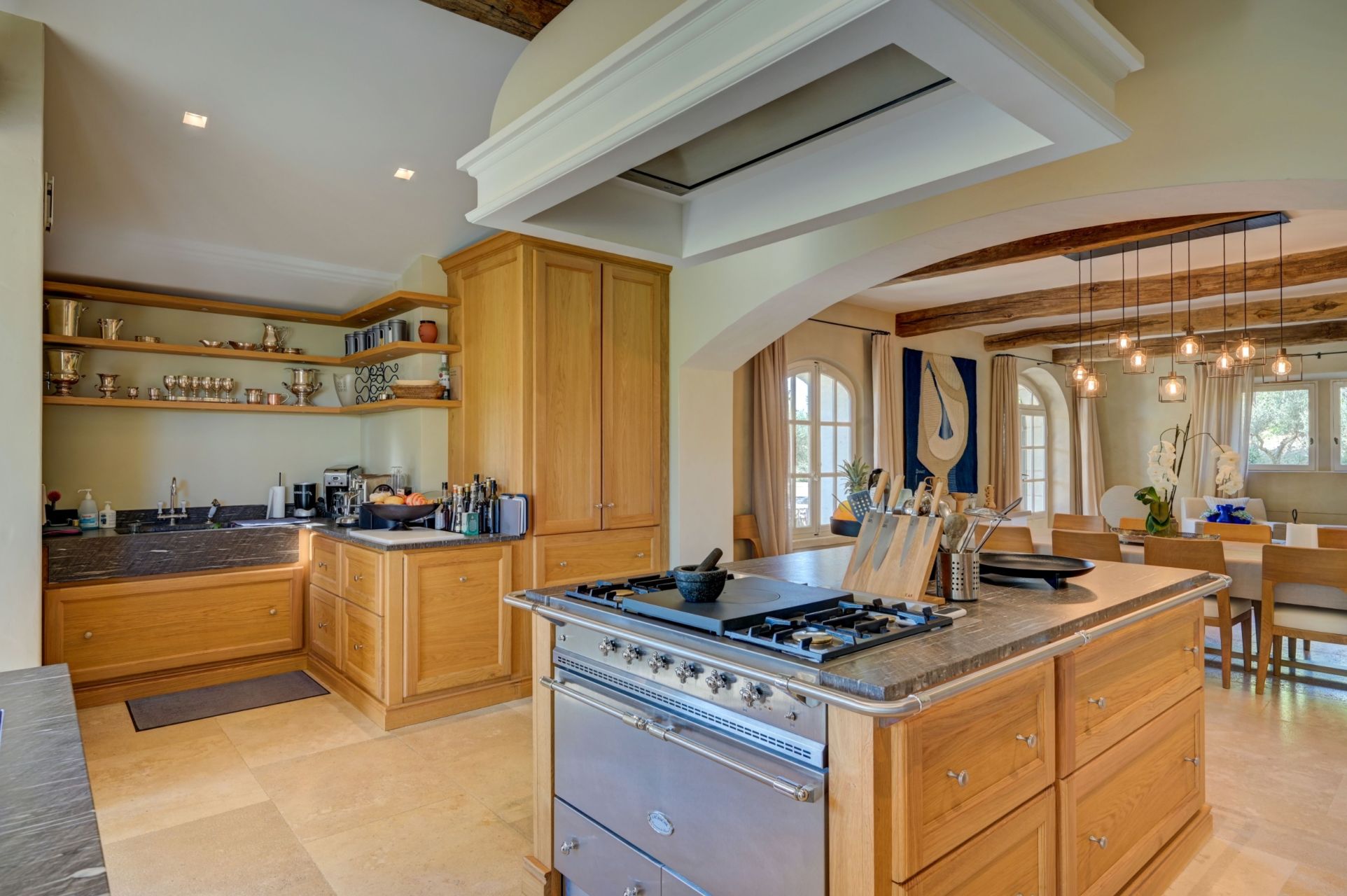 luxury house 9 Rooms for seasonal rent on EYGALIERES (13810)