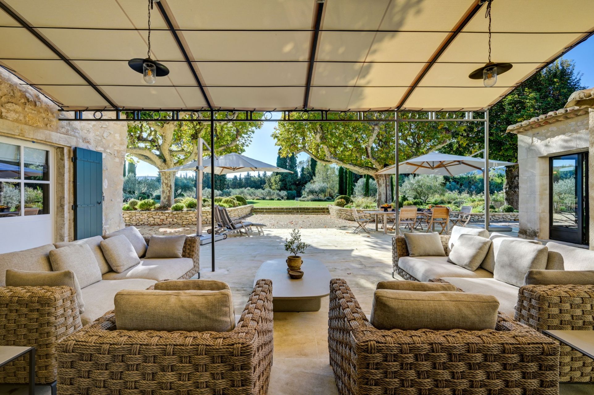 luxury house 9 Rooms for seasonal rent on EYGALIERES (13810)