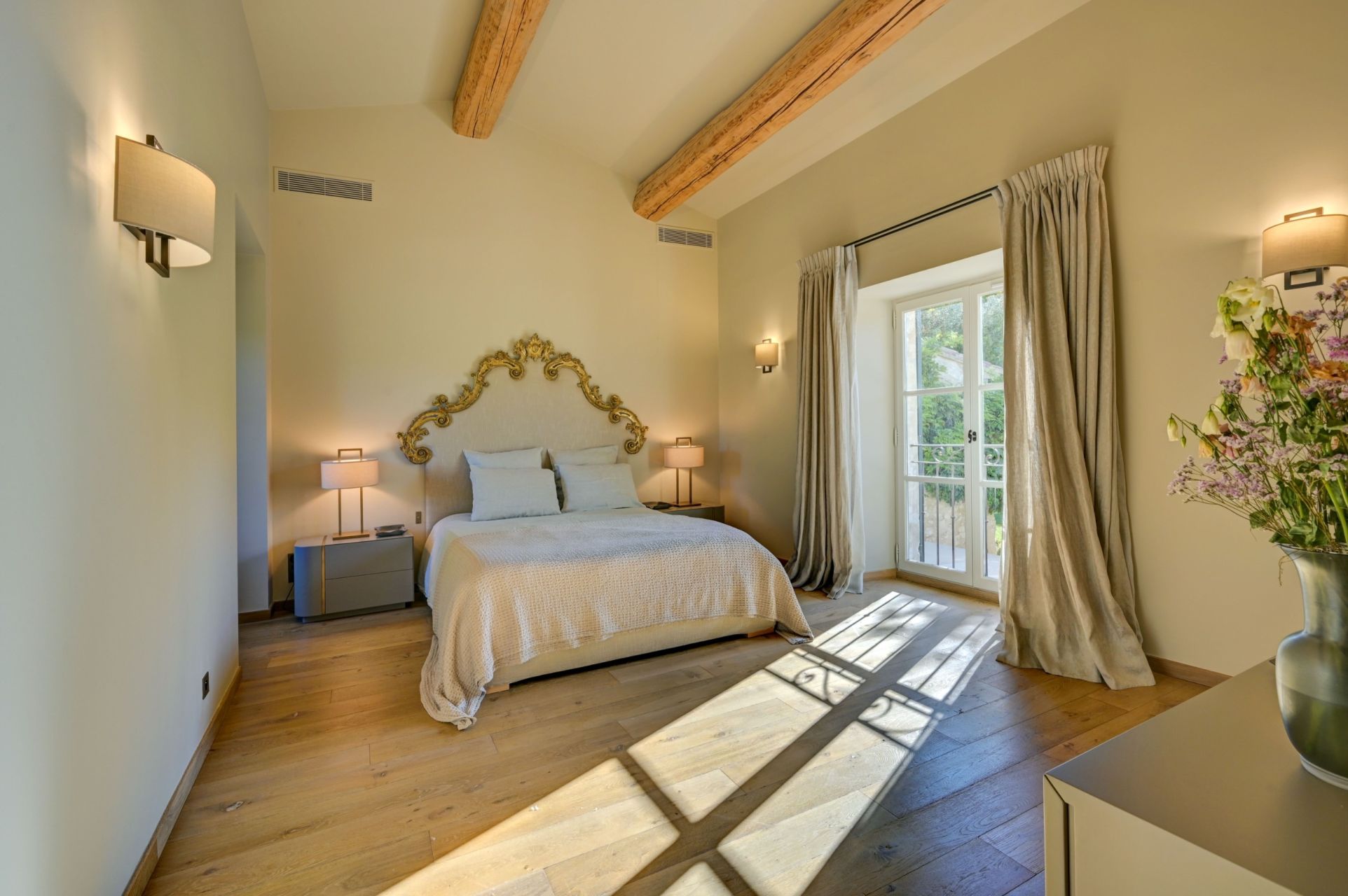luxury house 9 Rooms for seasonal rent on EYGALIERES (13810)