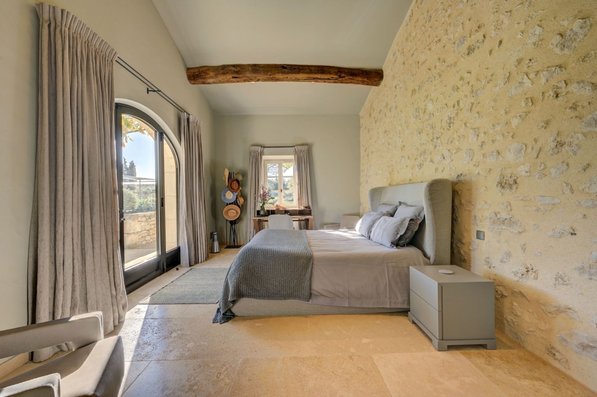 luxury house 9 Rooms for seasonal rent on EYGALIERES (13810)