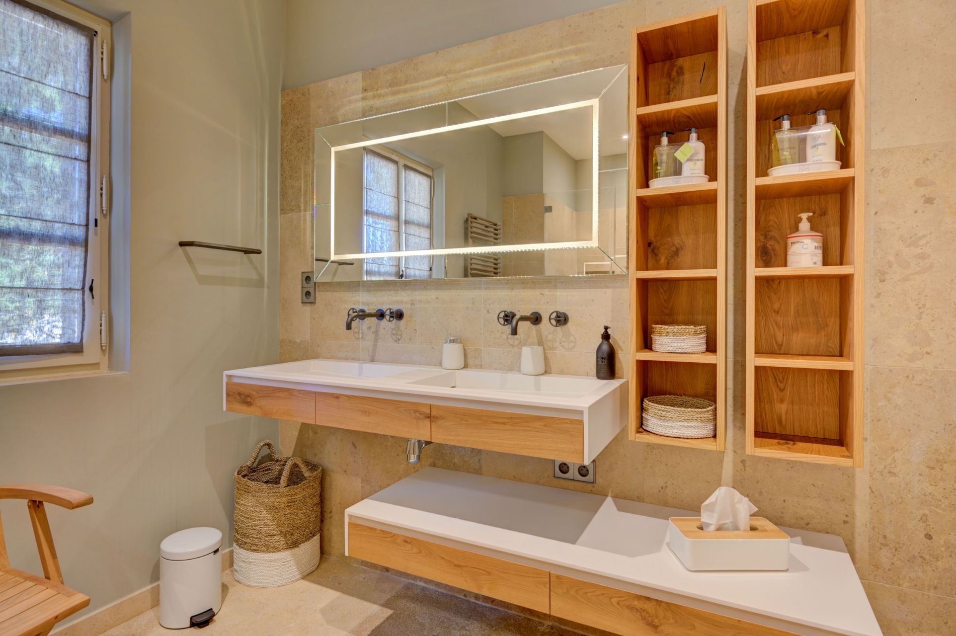 luxury house 9 Rooms for seasonal rent on EYGALIERES (13810)