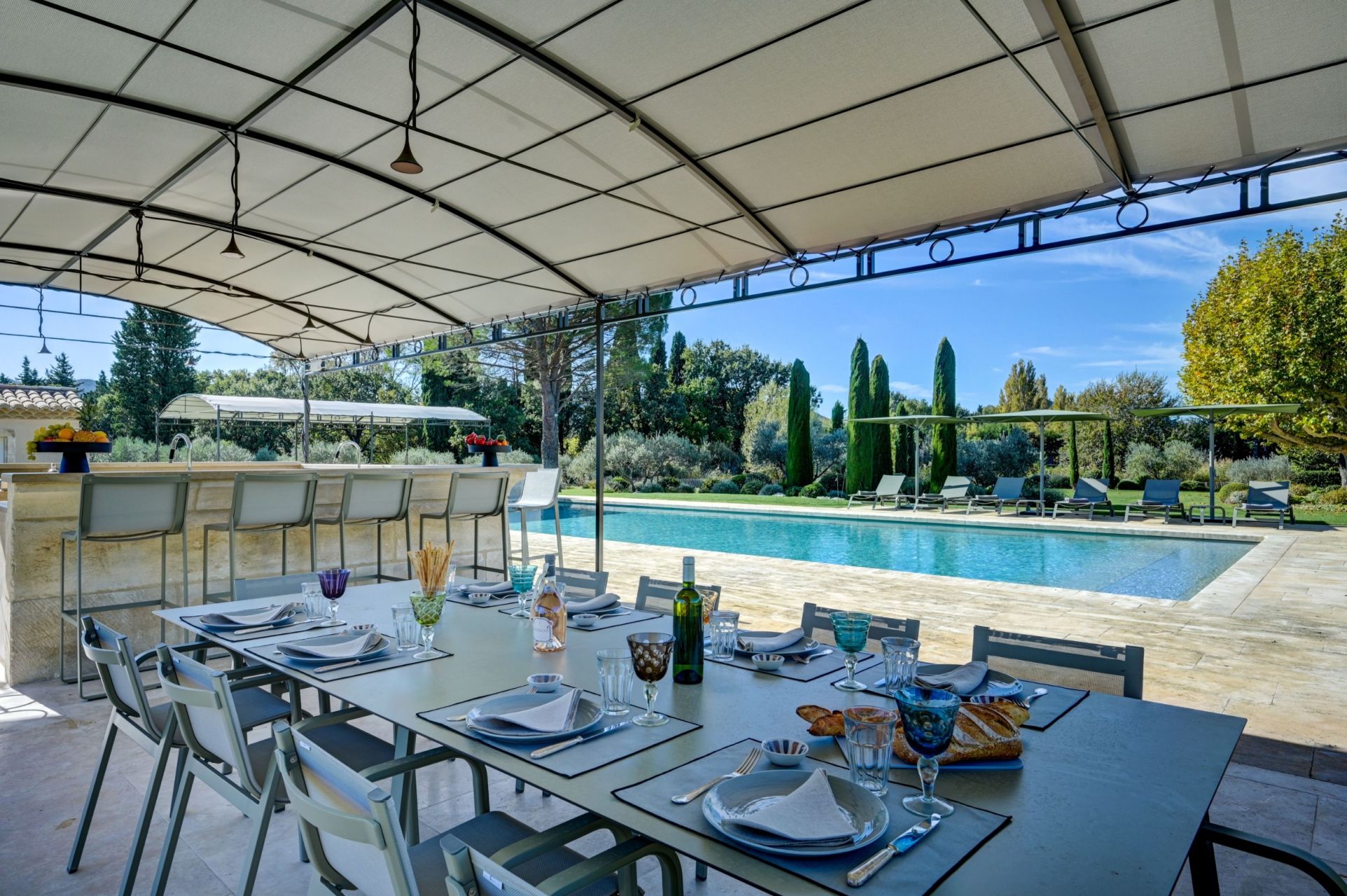 luxury house 9 Rooms for seasonal rent on EYGALIERES (13810)