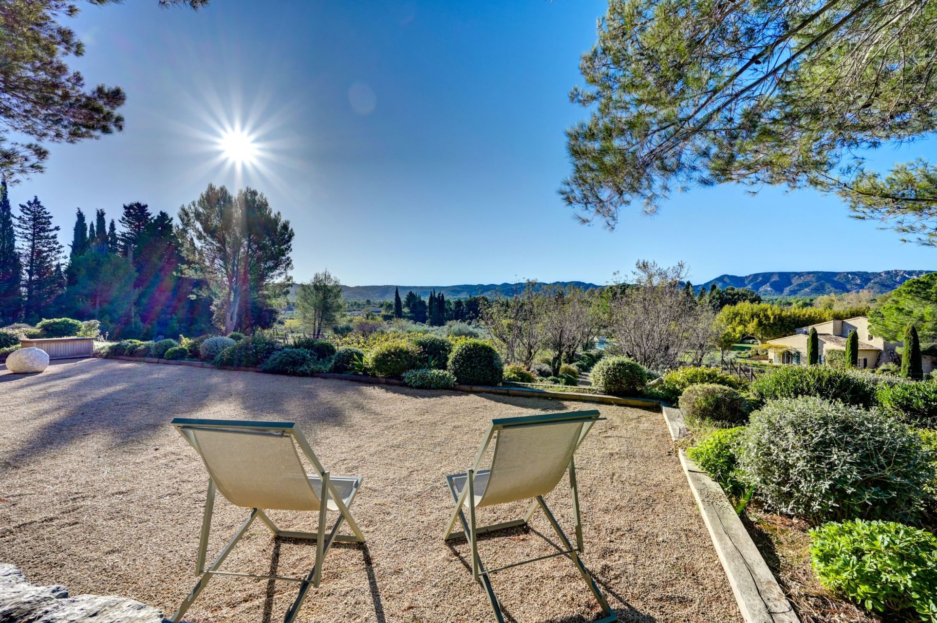luxury house 9 Rooms for seasonal rent on EYGALIERES (13810)
