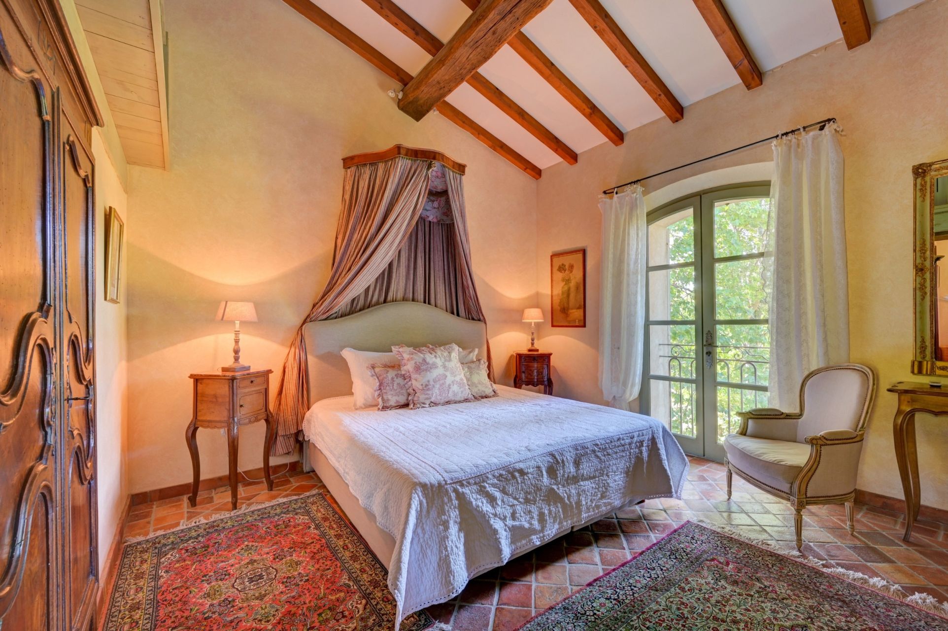 bastide 6 Pièces en location saisonnière sur GRANS (13450)