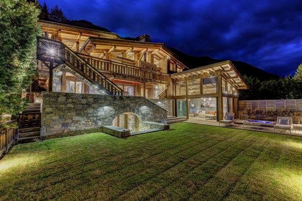 luxury chalet 14 Rooms for sale on CHAMONIX MONT BLANC (74400)