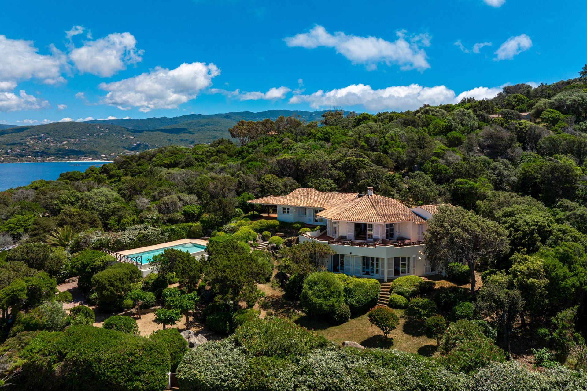 luxury villa 8 Rooms for sale on COTI CHIAVARI (20138)