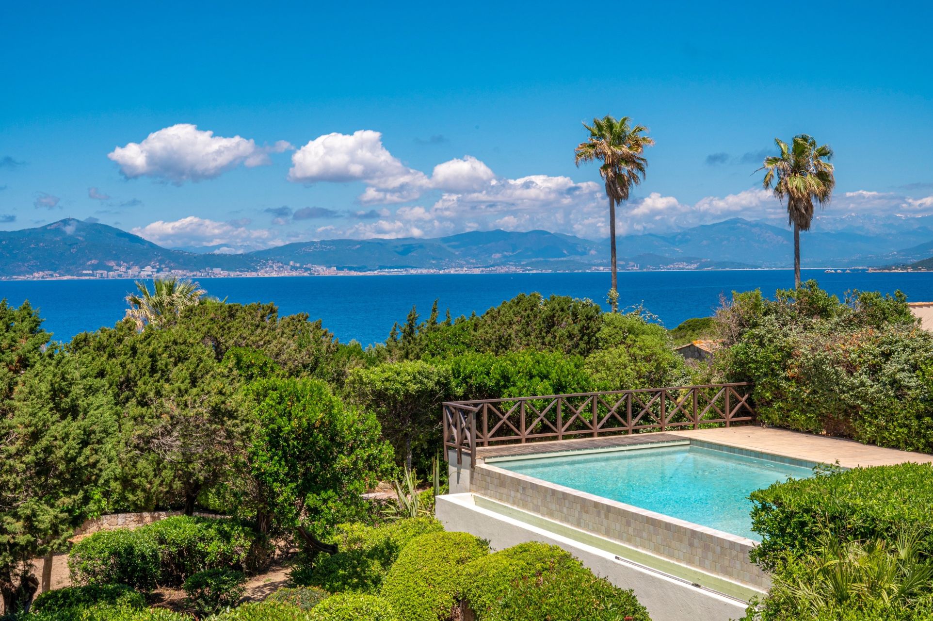 luxury villa 8 Rooms for sale on COTI CHIAVARI (20138)