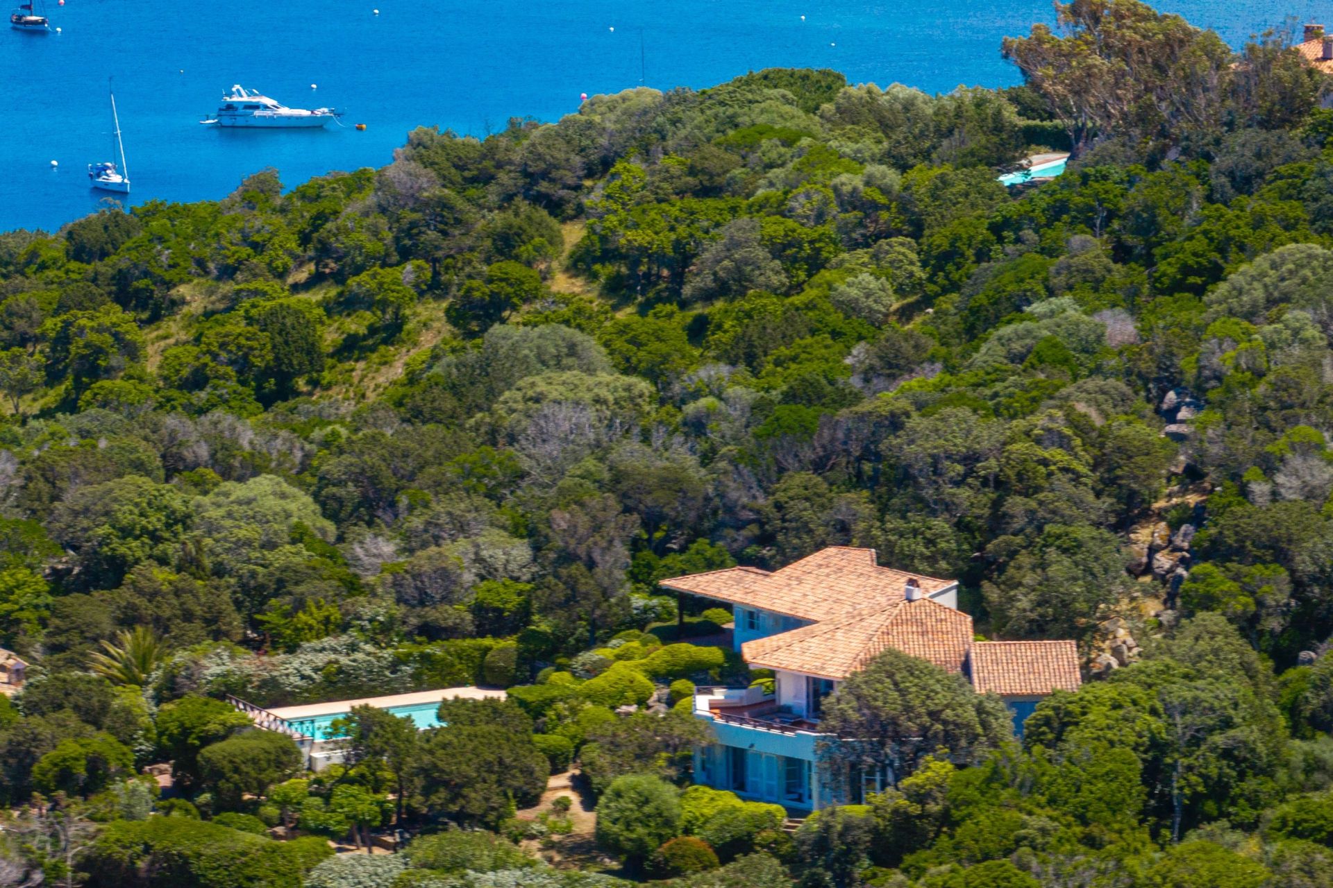 luxury villa 8 Rooms for sale on COTI CHIAVARI (20138)