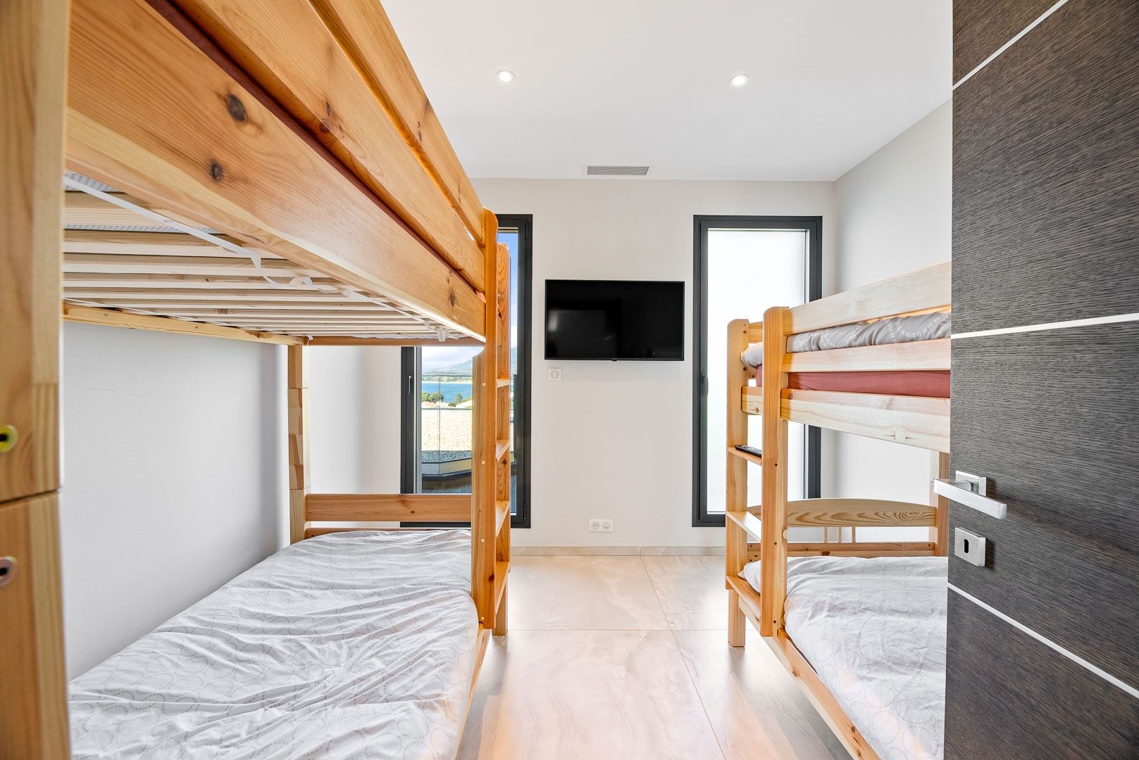 luxury house 11 Rooms for seasonal rent on PORTICCIO (20166)