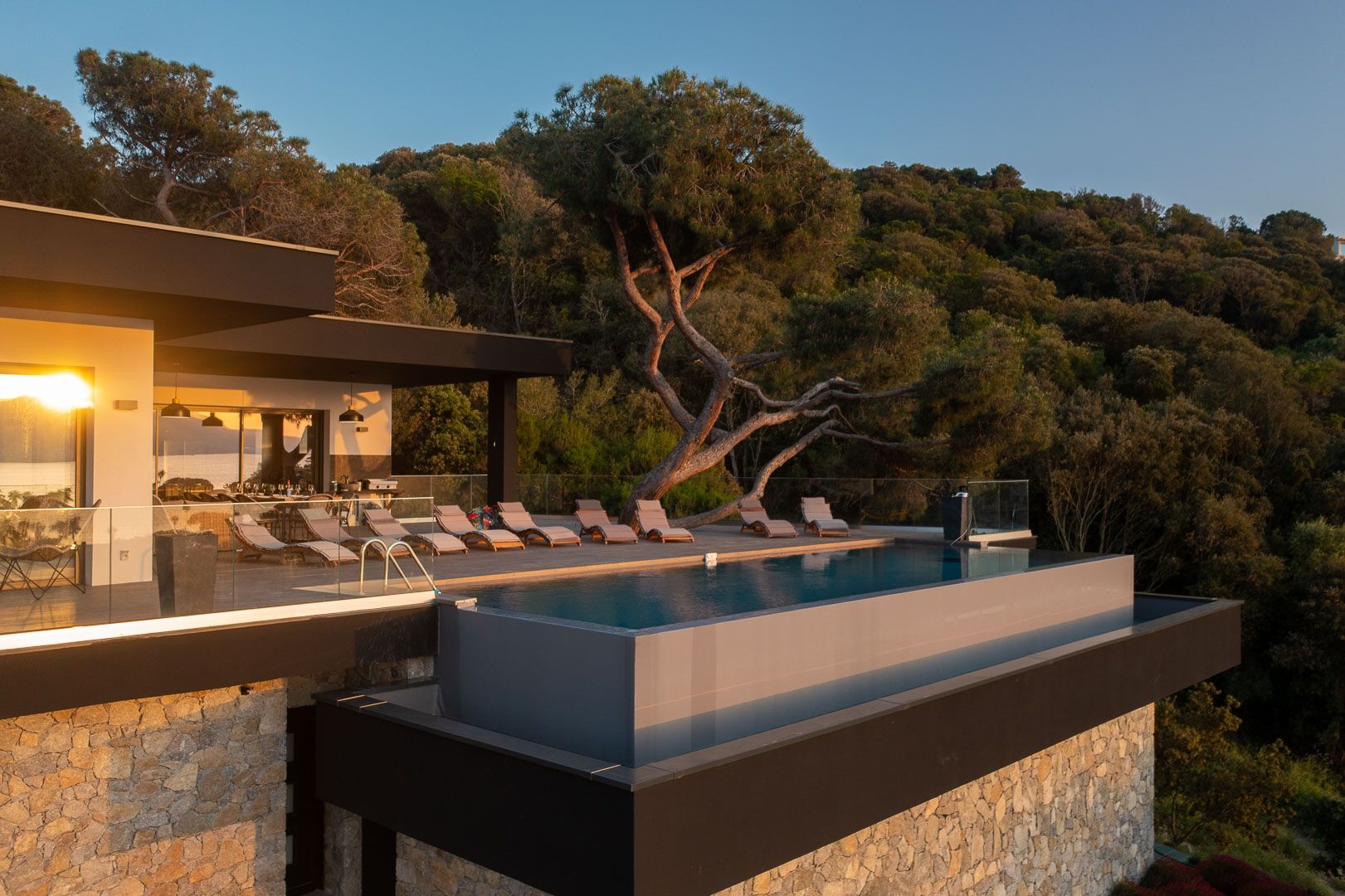 luxury house 11 Rooms for seasonal rent on PORTICCIO (20166)