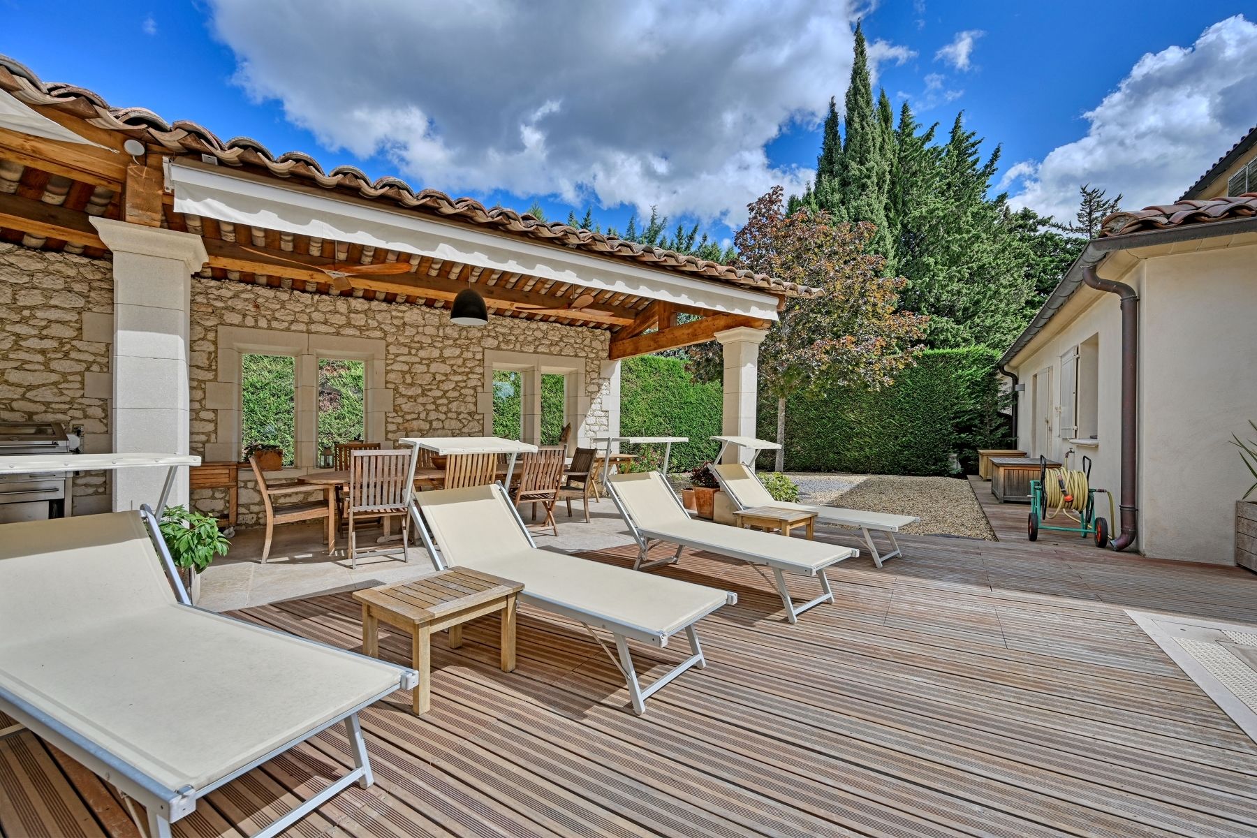 luxury house 5 Rooms for sale on UZES (30700)