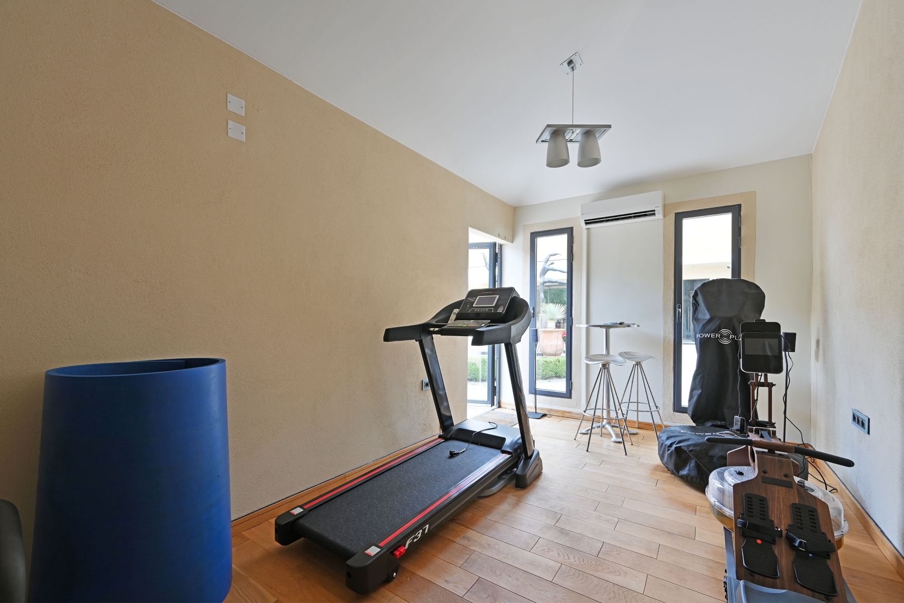 luxury house 5 Rooms for sale on UZES (30700)