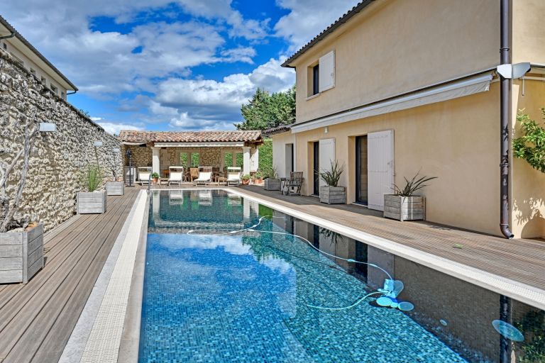 luxury house 5 Rooms for sale on UZES (30700)