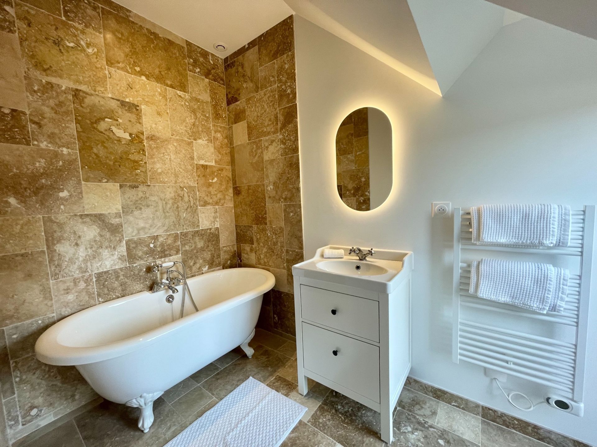 luxury house 6 Rooms for seasonal rent on CRICQUEBOEUF (14113)