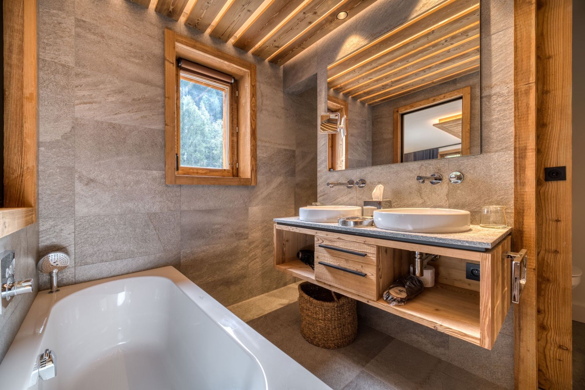 luxury chalet 9 Rooms for seasonal rent on COURCHEVEL (73120)