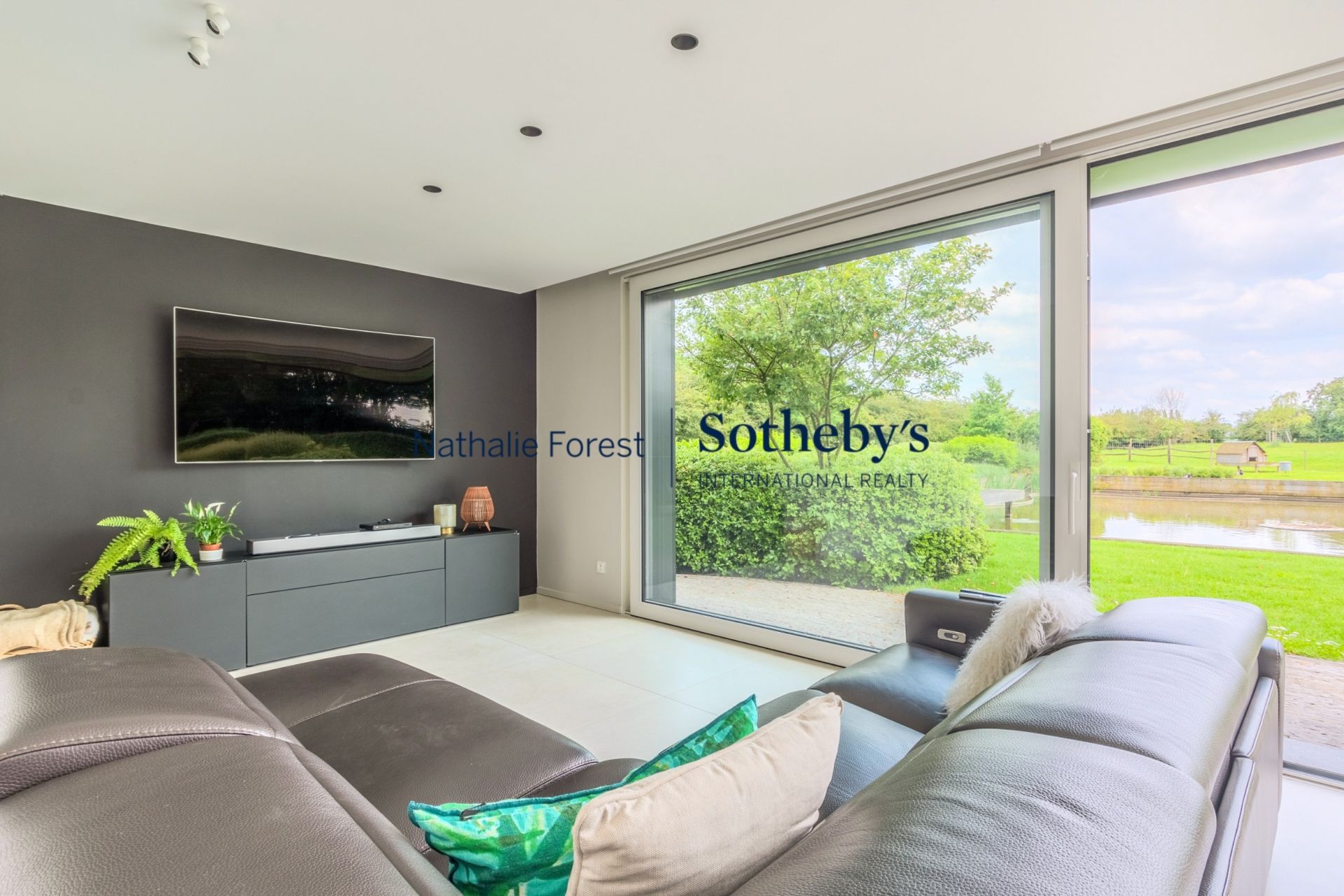 luxury house 13 Rooms for sale on LINSELLES (59126)