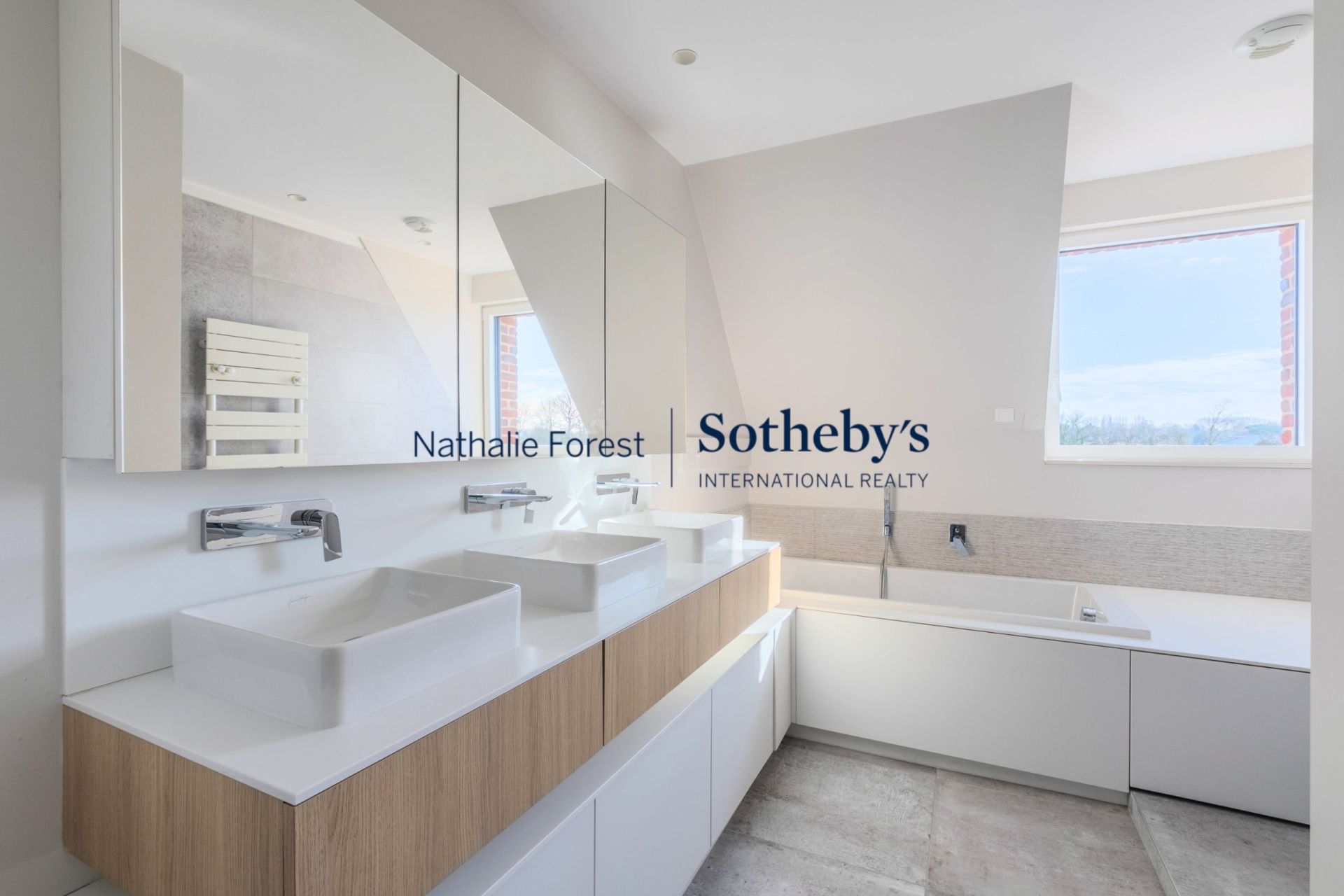 luxury house 13 Rooms for sale on LINSELLES (59126)