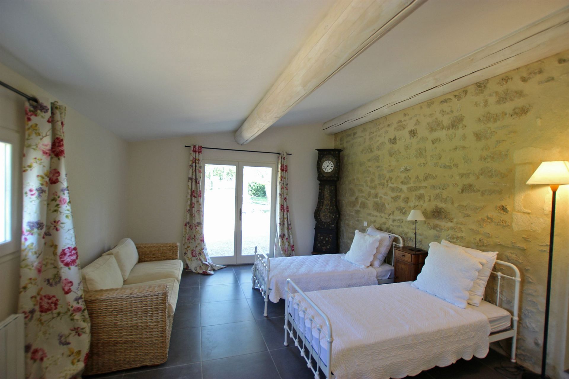 luxury property 10 Rooms for seasonal rent on ST ETIENNE DU GRES (13103)