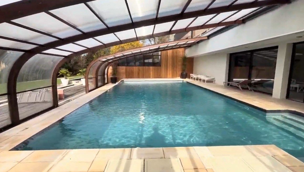 luxury house 14 Rooms for sale on PERIGUEUX (24000)