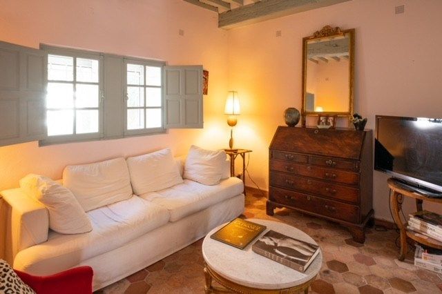 luxury house 8 Rooms for sale on MAILLANE (13910)