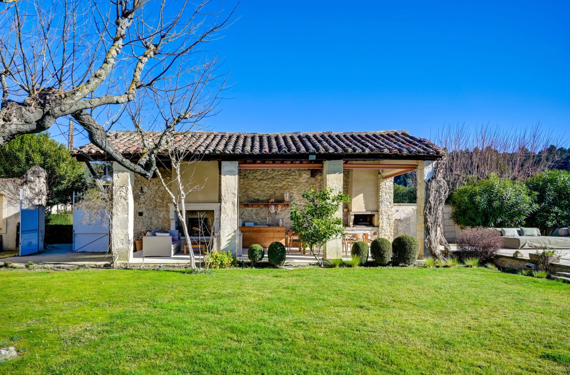 mas 6 Rooms for seasonal rent on BOULBON (13150)