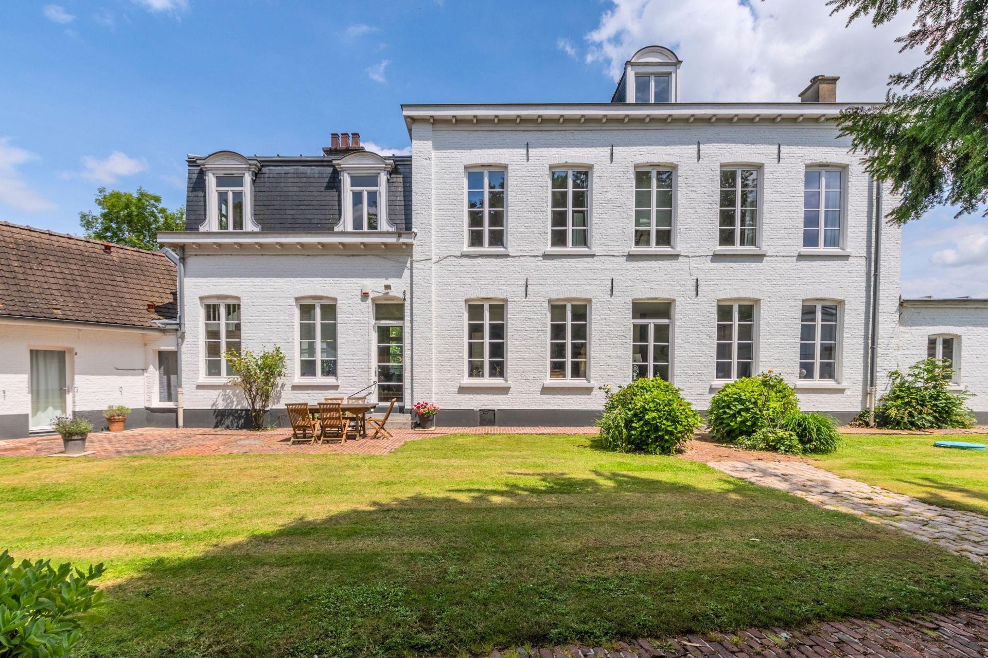 luxury house 8 Rooms for sale on ESCOBECQUES (59320)