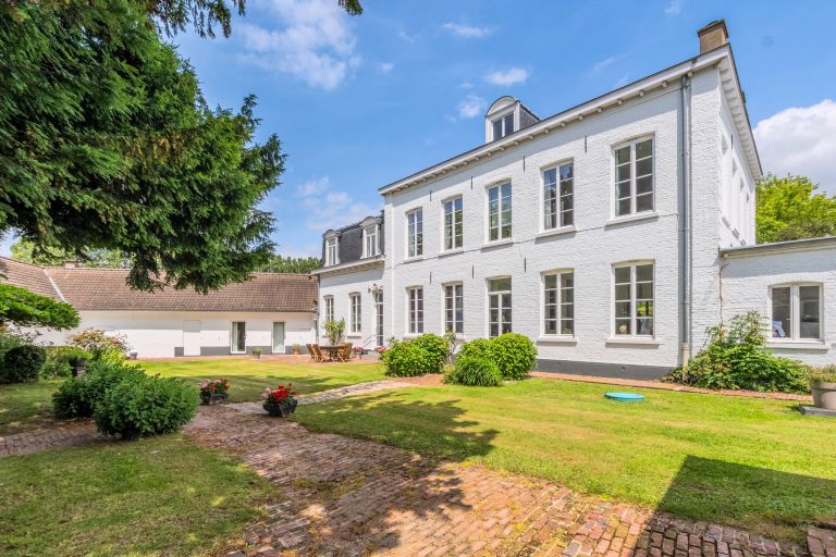 luxury house 8 Rooms for sale on ESCOBECQUES (59320)