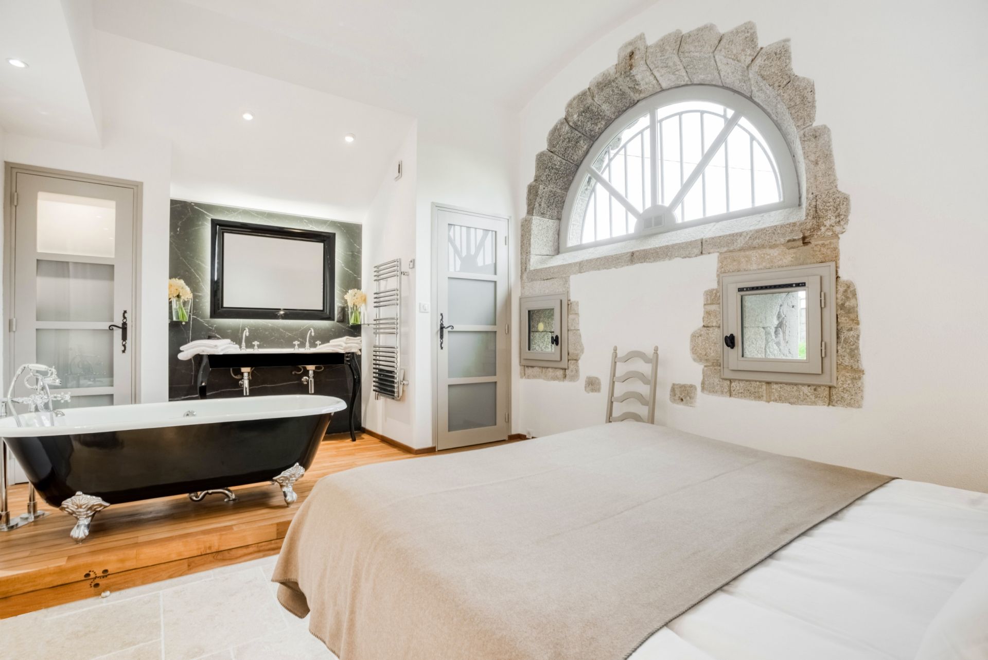 luxury property 12 Rooms for seasonal rent on CLOHARS CARNOET (29360)